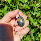 Pendentif en nellite piétersite, bélière argentée – 2,8 cm