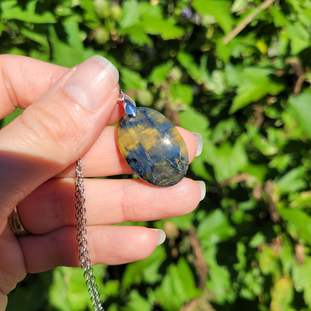Pendentif en nellite piétersite, bélière argentée – 2,8 cm
