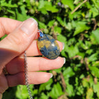Pendentif en nellite piétersite, bélière argentée – 2,8 cm