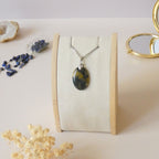 Pendentif en nellite piétersite, bélière argentée – 2,8 cm