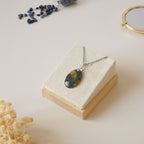 Pendentif en nellite piétersite, bélière argentée – 2,8 cm