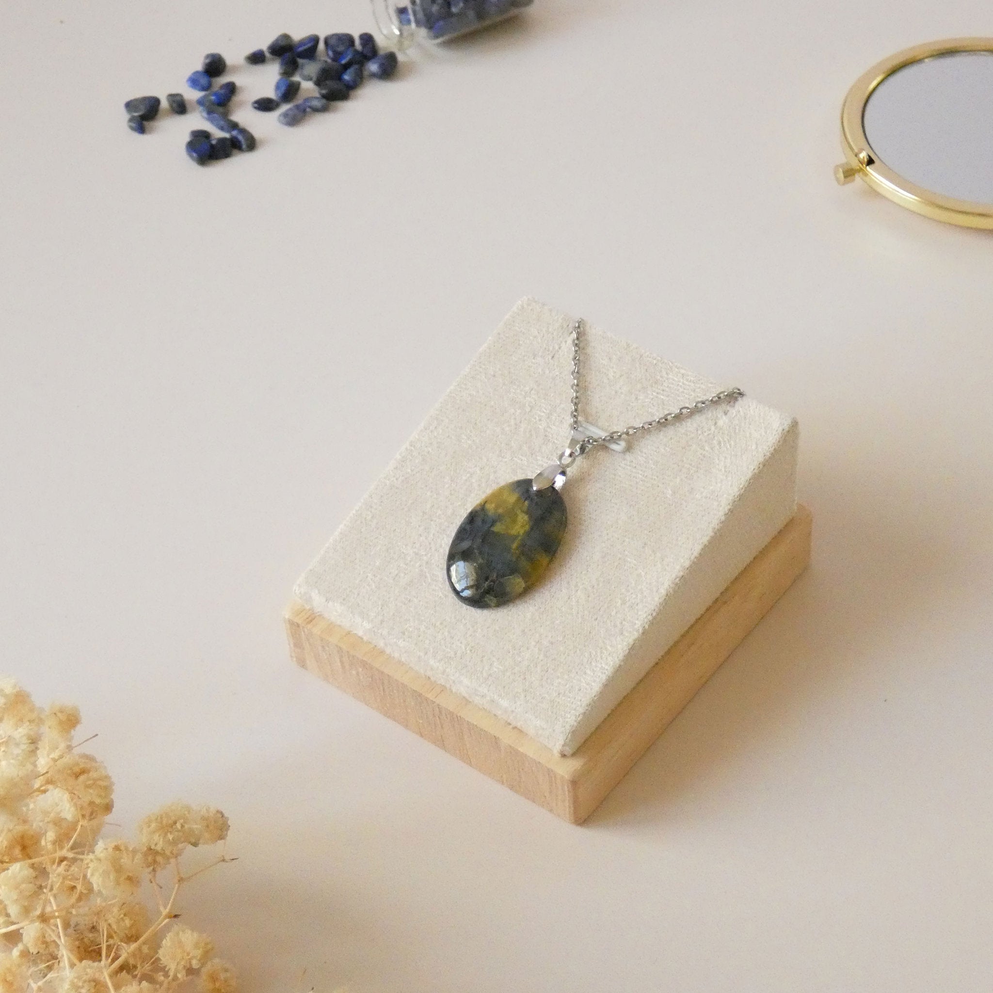 Pendentif en nellite piétersite, bélière argentée – 2,8 cm