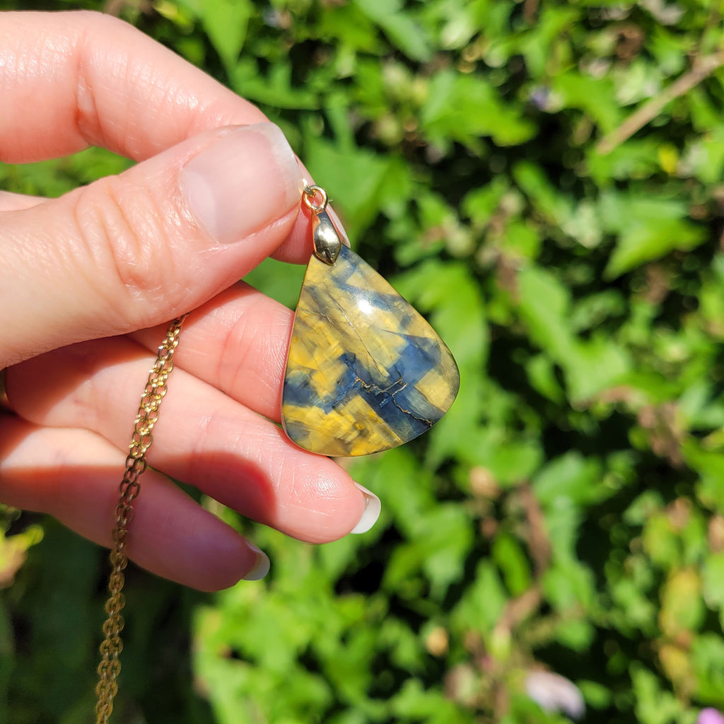 Pendentif en nellite piétersite bélière dorée – 3,1 cm