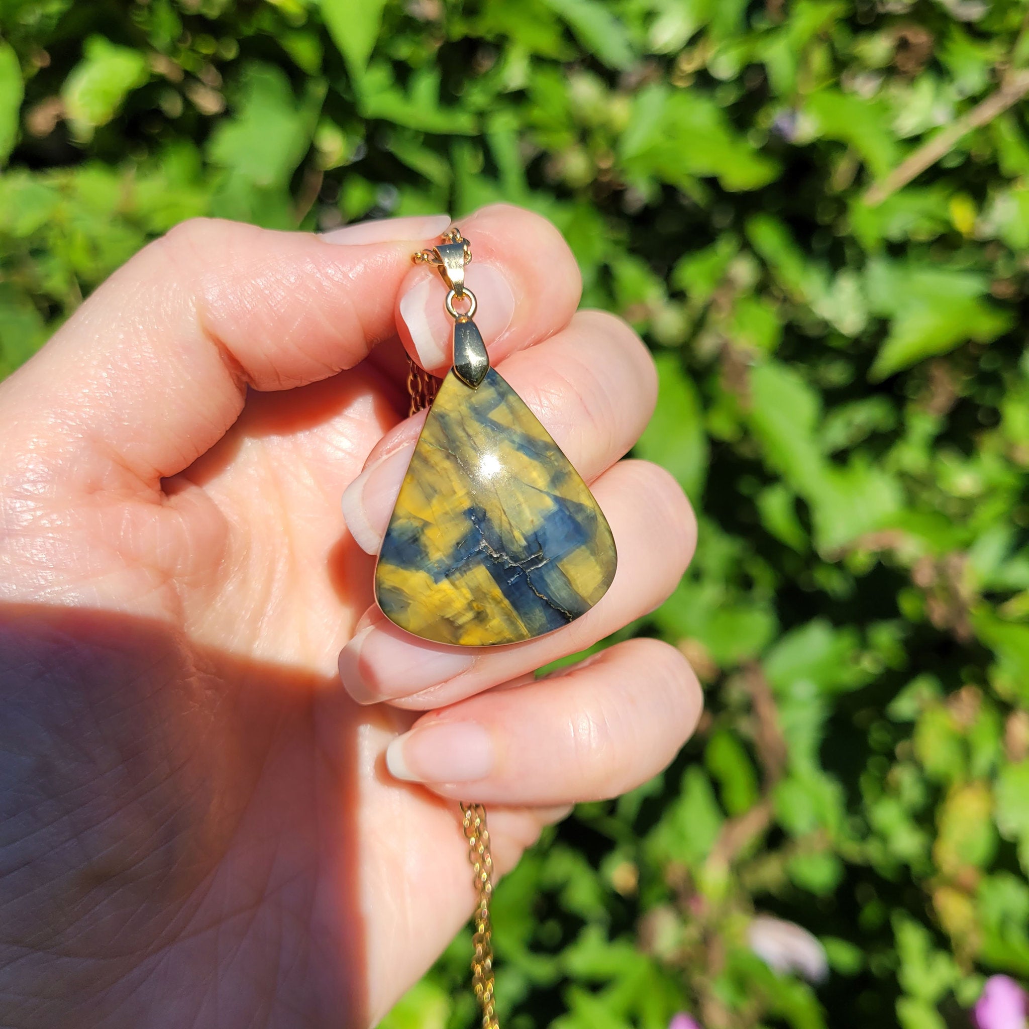 Pendentif en nellite piétersite bélière dorée – 3,1 cm
