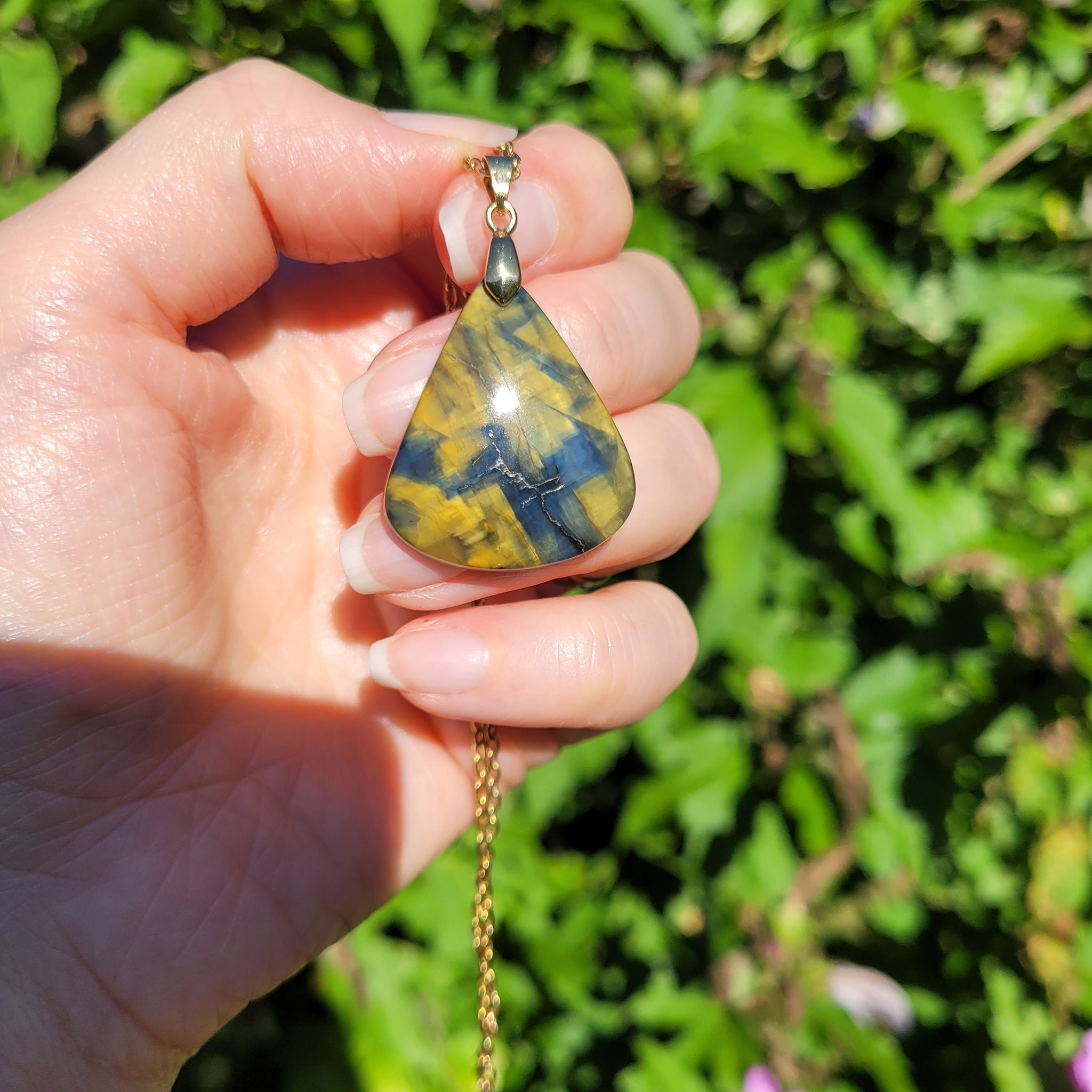 Pendentif en nellite piétersite bélière dorée – 3,1 cm