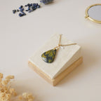 Pendentif en nellite piétersite bélière dorée – 3,1 cm