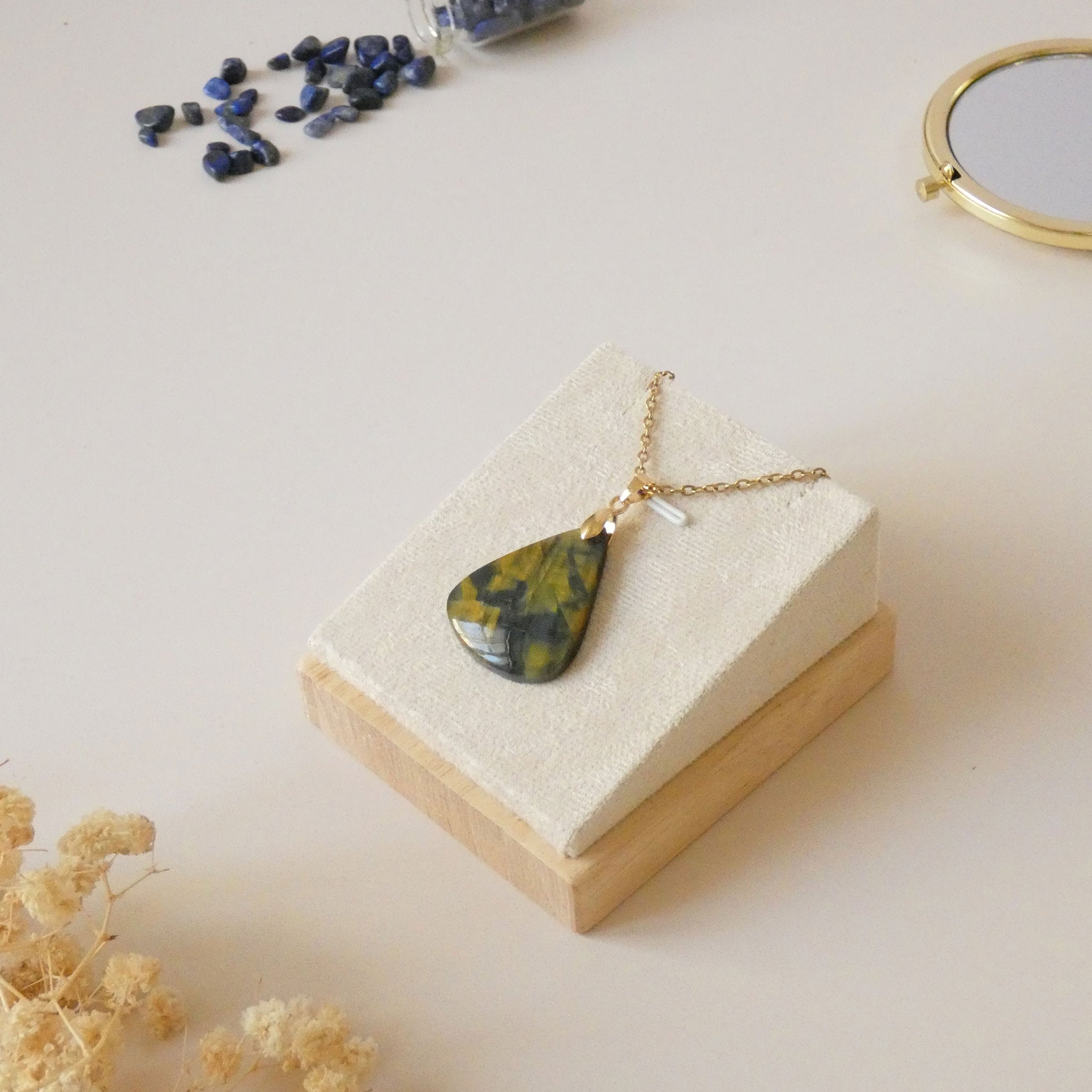 Pendentif en nellite piétersite bélière dorée – 3,1 cm