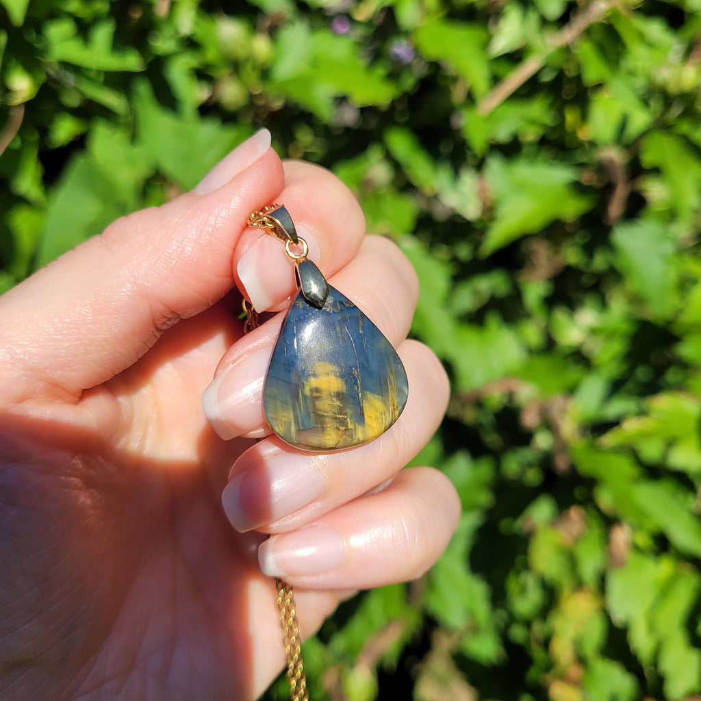Pendentif en nellite piétersite bélière dorée – 2,6 cm