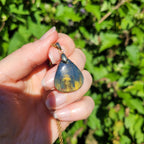 Pendentif en nellite piétersite bélière dorée – 2,6 cm