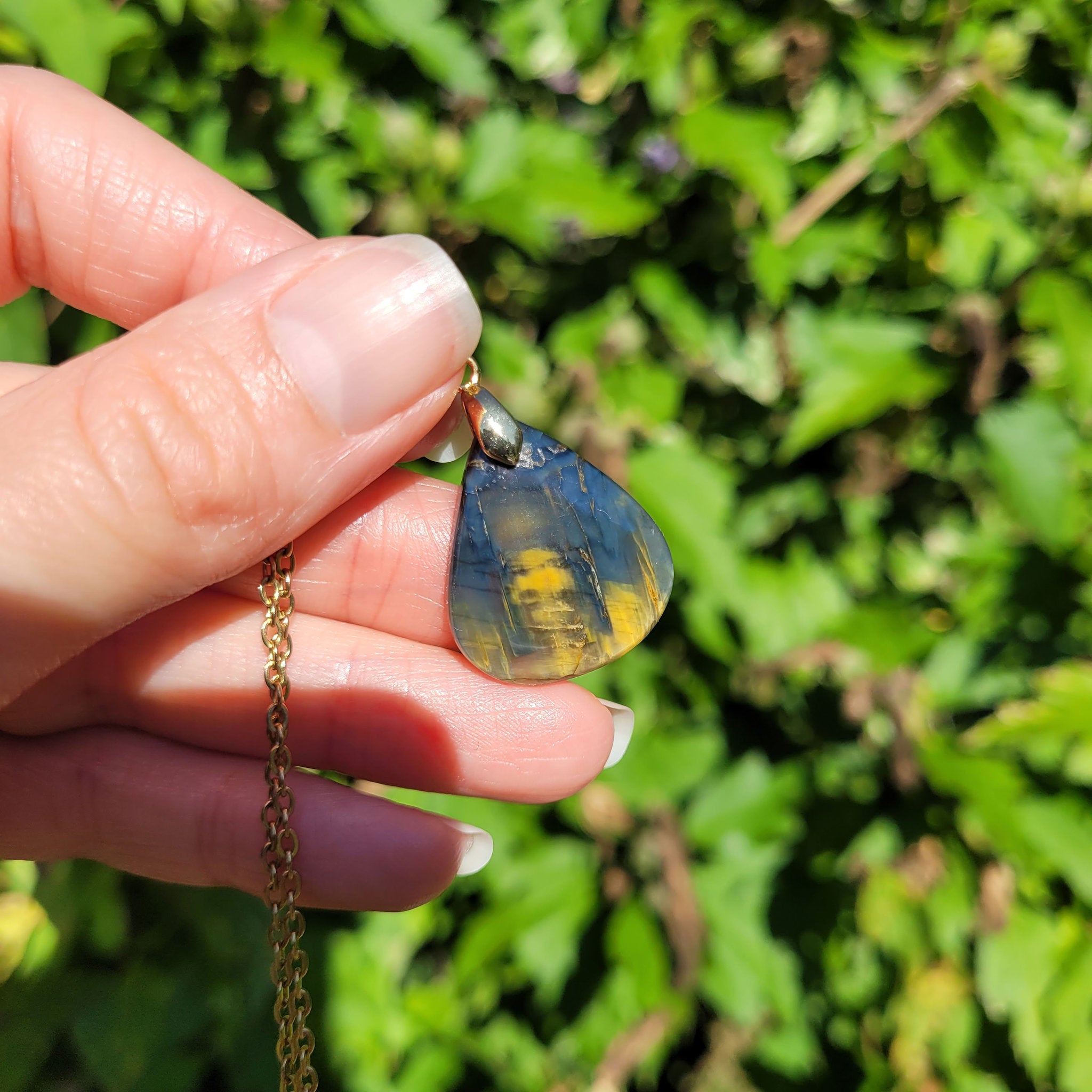 Pendentif en nellite piétersite bélière dorée – 2,6 cm