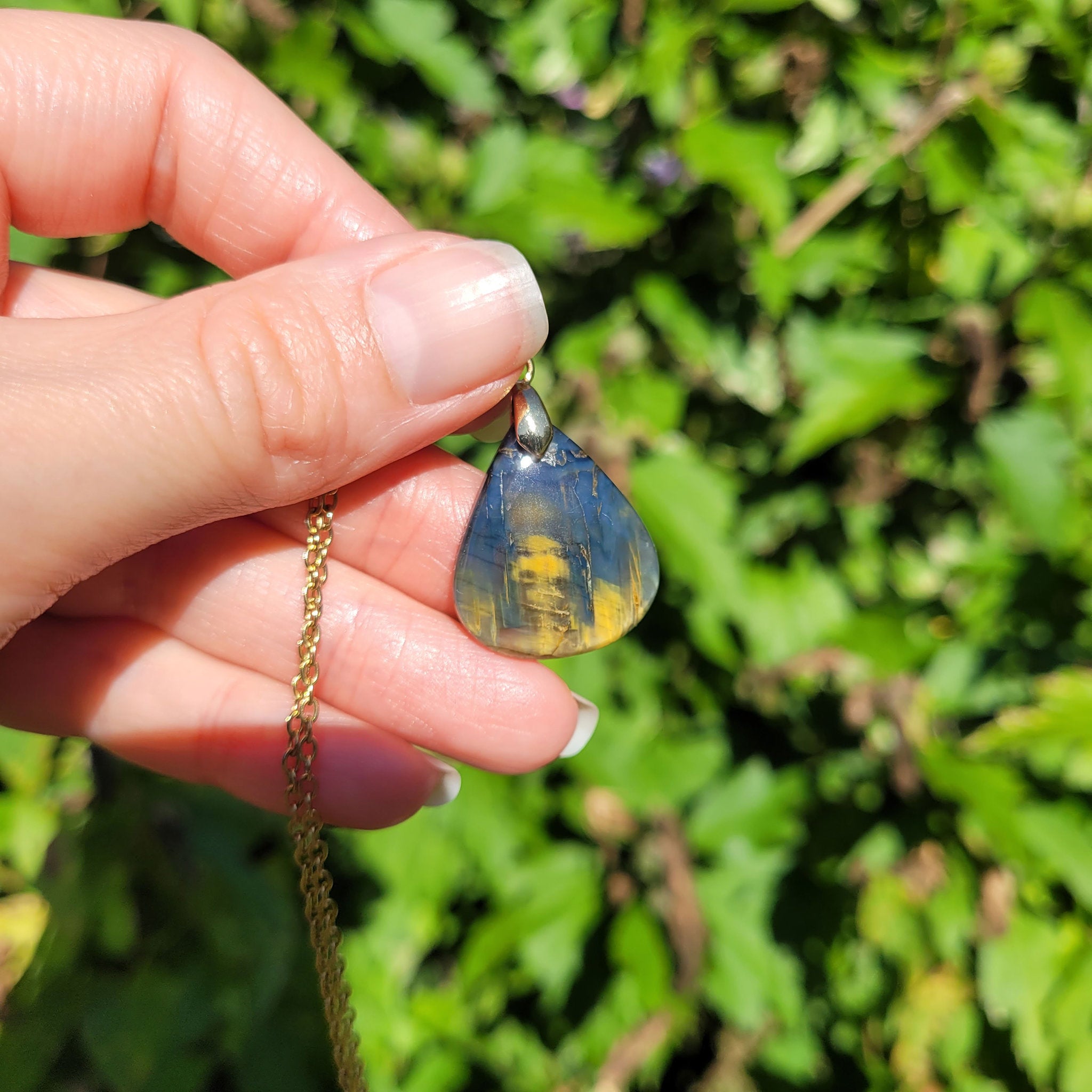 Pendentif en nellite piétersite bélière dorée – 2,6 cm