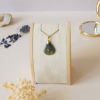 Pendentif en nellite piétersite bélière dorée – 2,6 cm