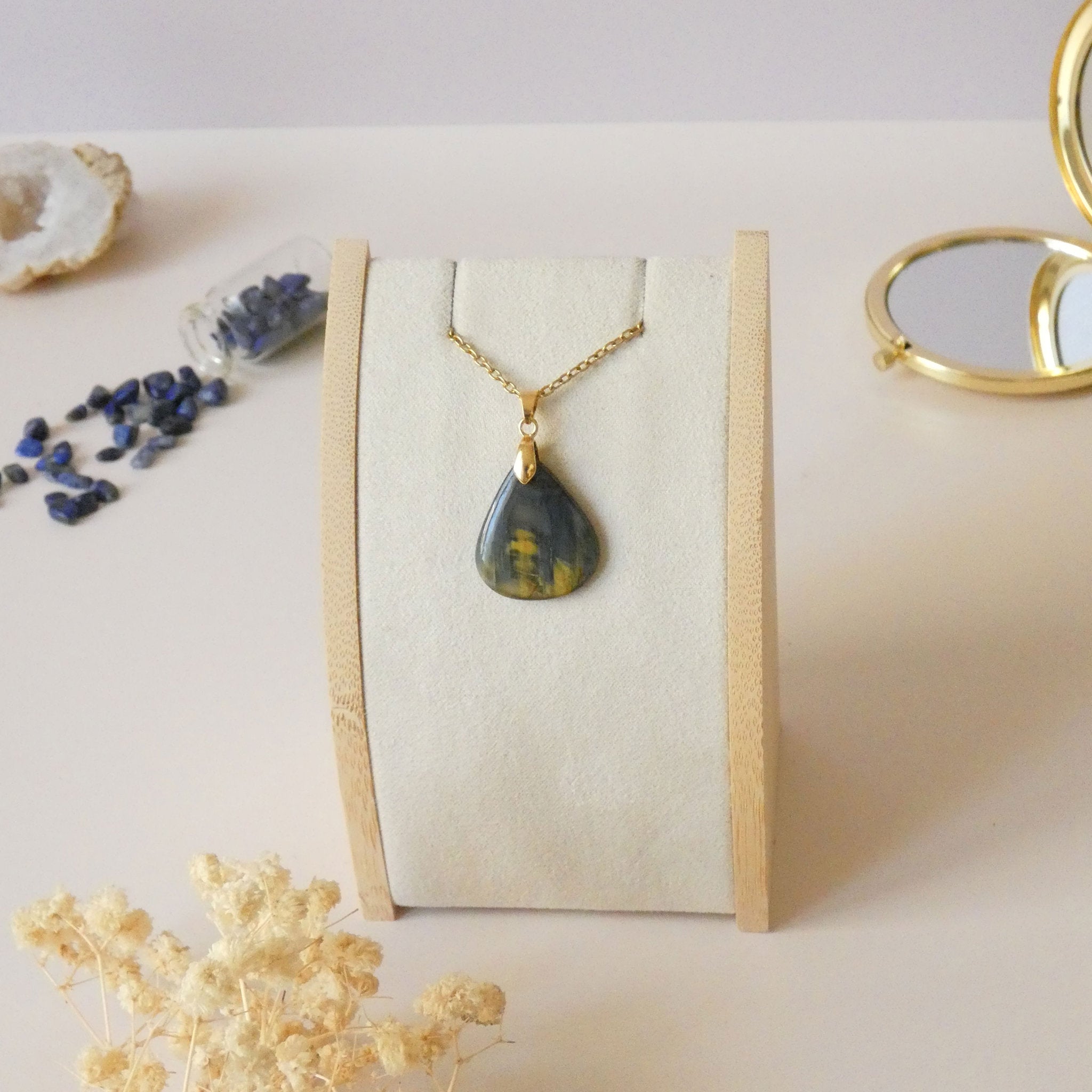 Pendentif en nellite piétersite bélière dorée – 2,6 cm