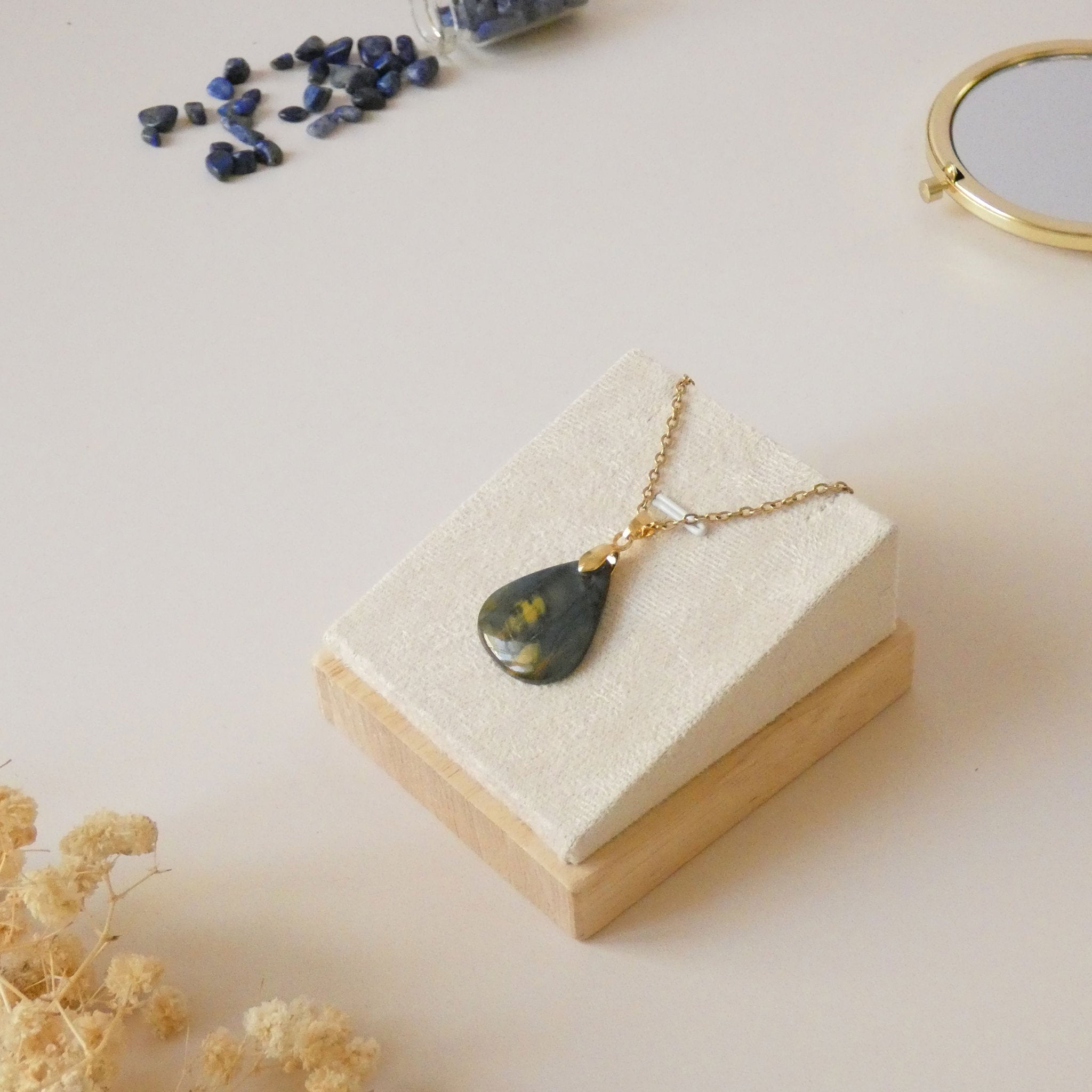 Pendentif en nellite piétersite bélière dorée – 2,6 cm