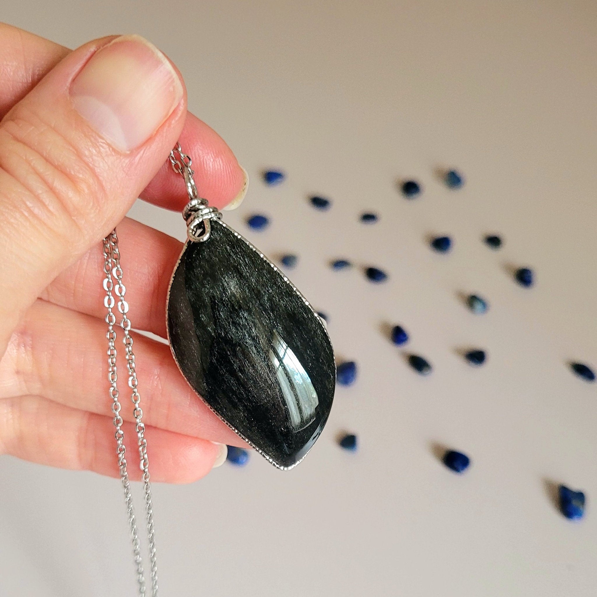 Pendentif en obsidienne argentée – 5,1 cm