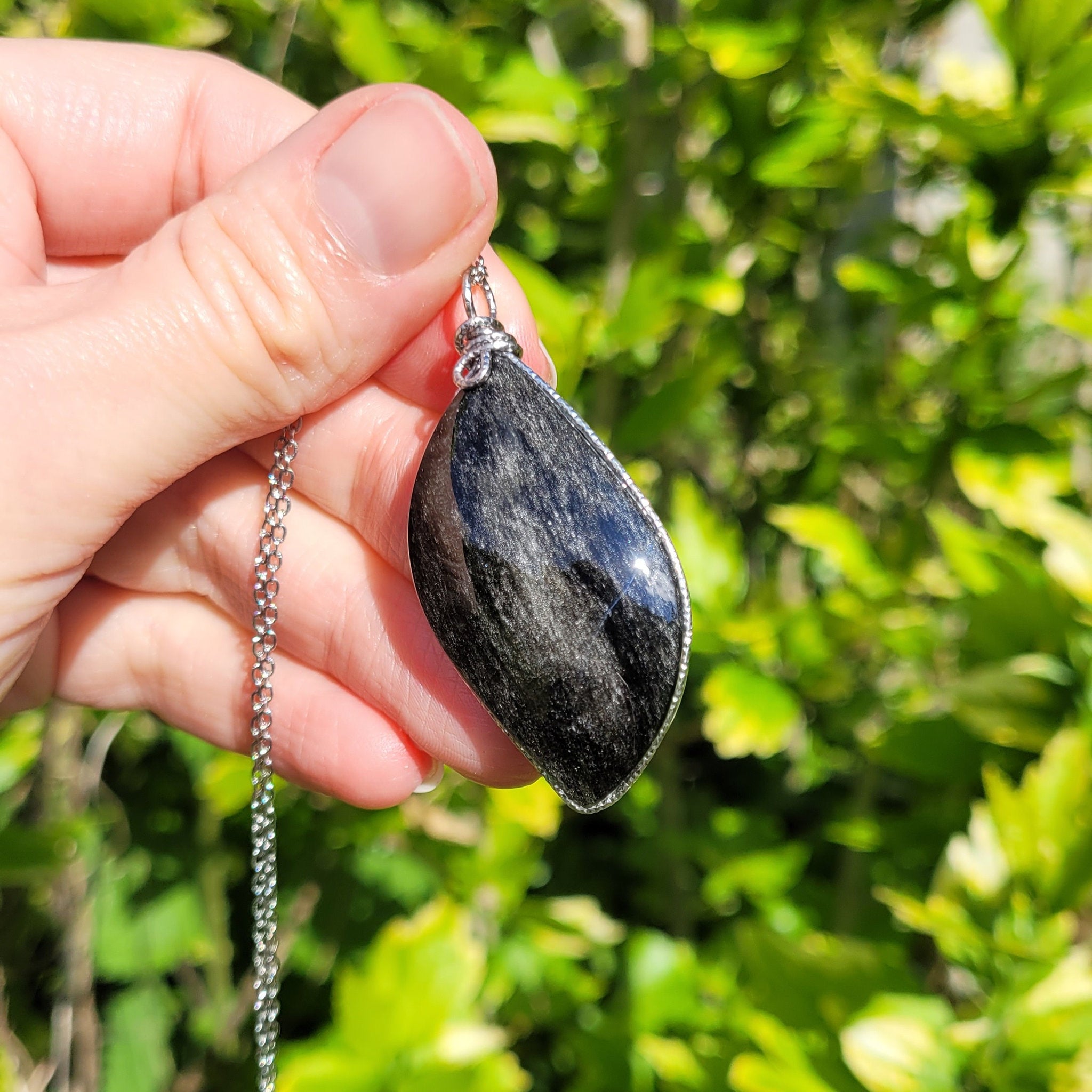 Pendentif en obsidienne argentée – 5,1 cm