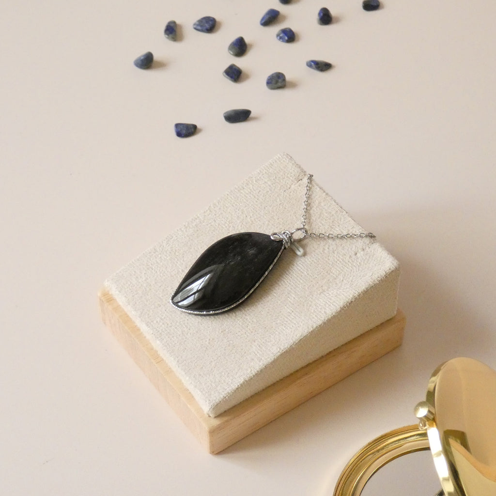 Pendentif en obsidienne argentée – 5,1 cm