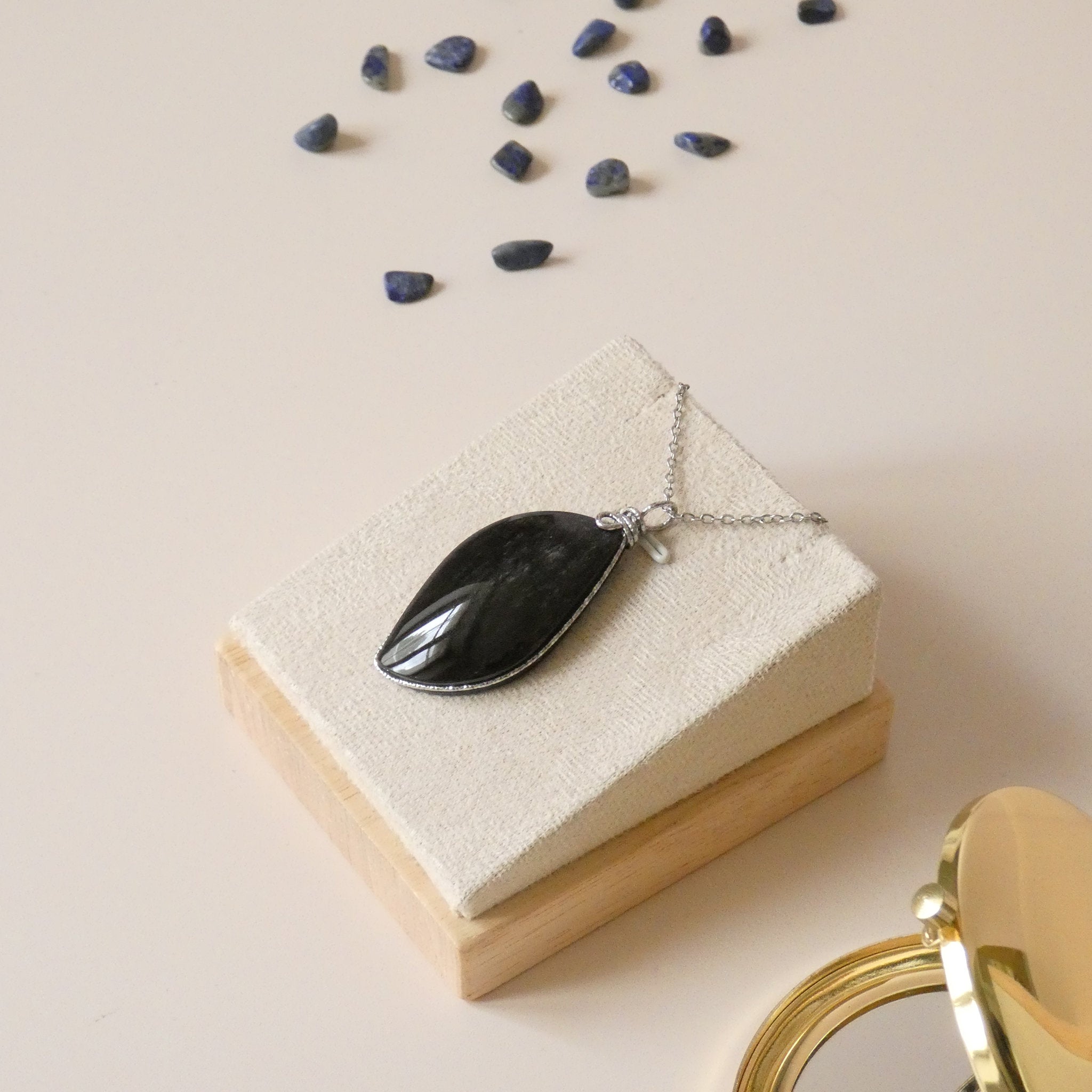 Pendentif en obsidienne argentée – 5,1 cm