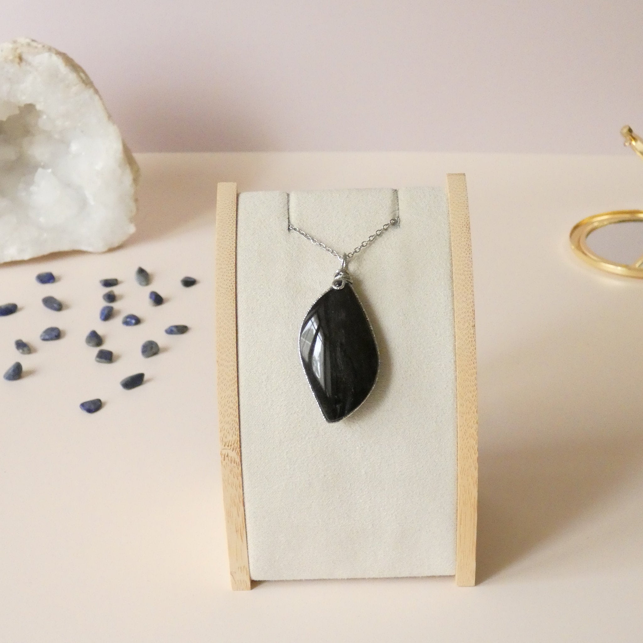 Pendentif en obsidienne argentée – 5,1 cm