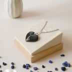 Pendentif coeur en obsidienne oeil céleste 2,6 cm bélière argentée