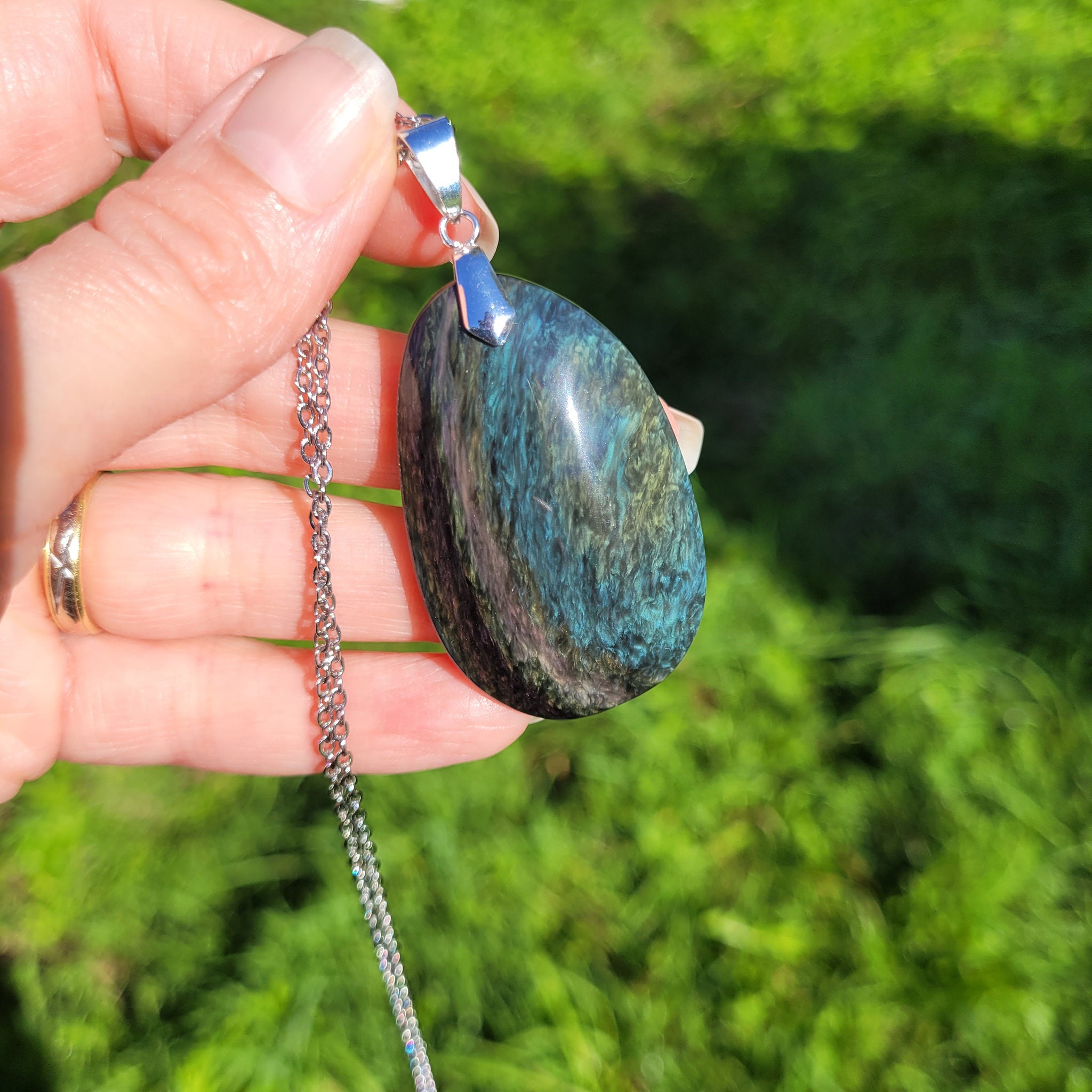 Pendentif obsidienne manta huichol 4,7 cm bélière argentée