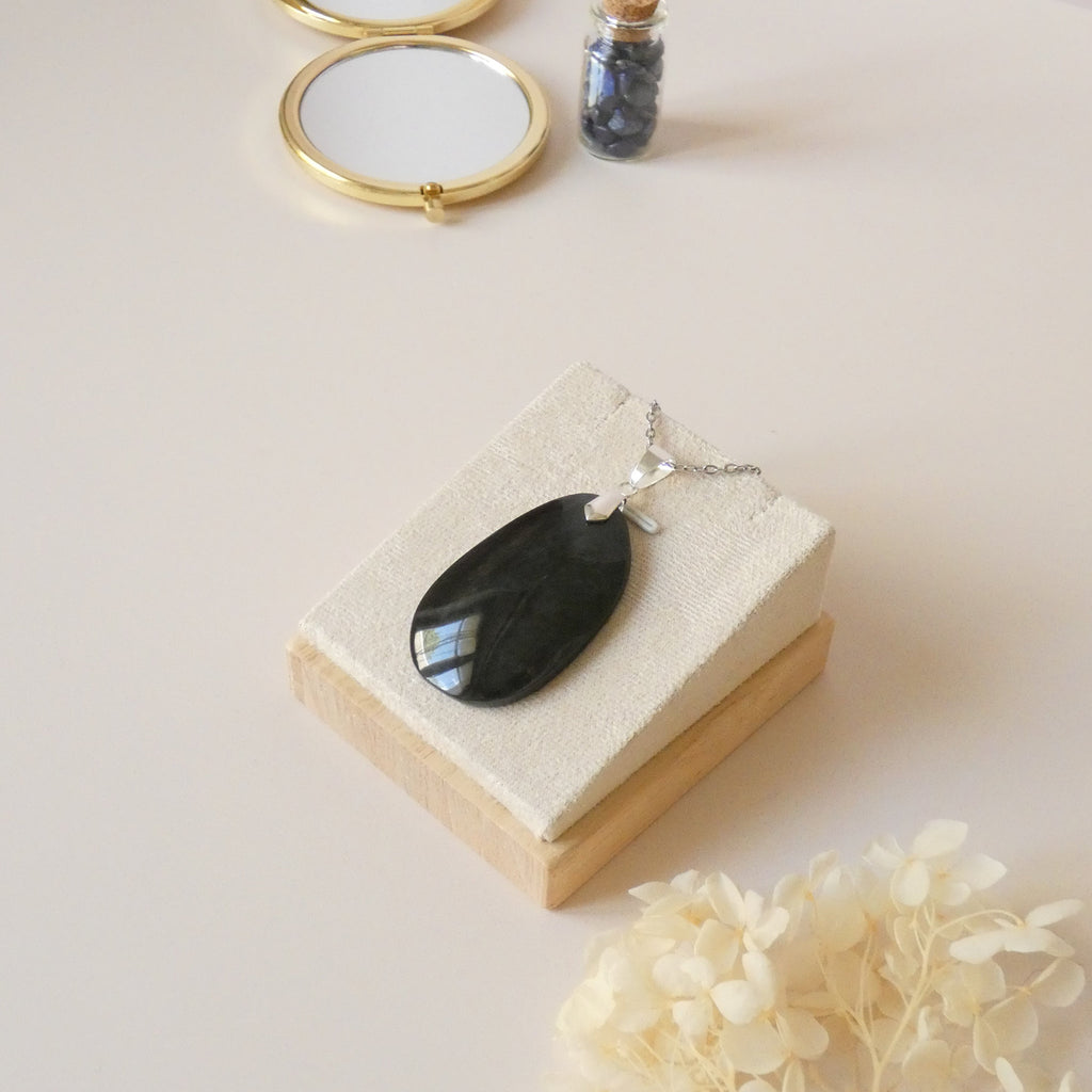 Pendentif obsidienne manta huichol 4,7 cm bélière argentée