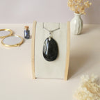 Pendentif obsidienne manta huichol 4,7 cm bélière argentée