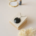 Pendentif obsidienne manta huichol 3,5 cm bélière argentée