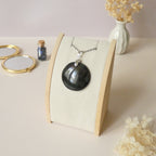 Pendentif obsidienne manta huichol 3,5 cm bélière argentée