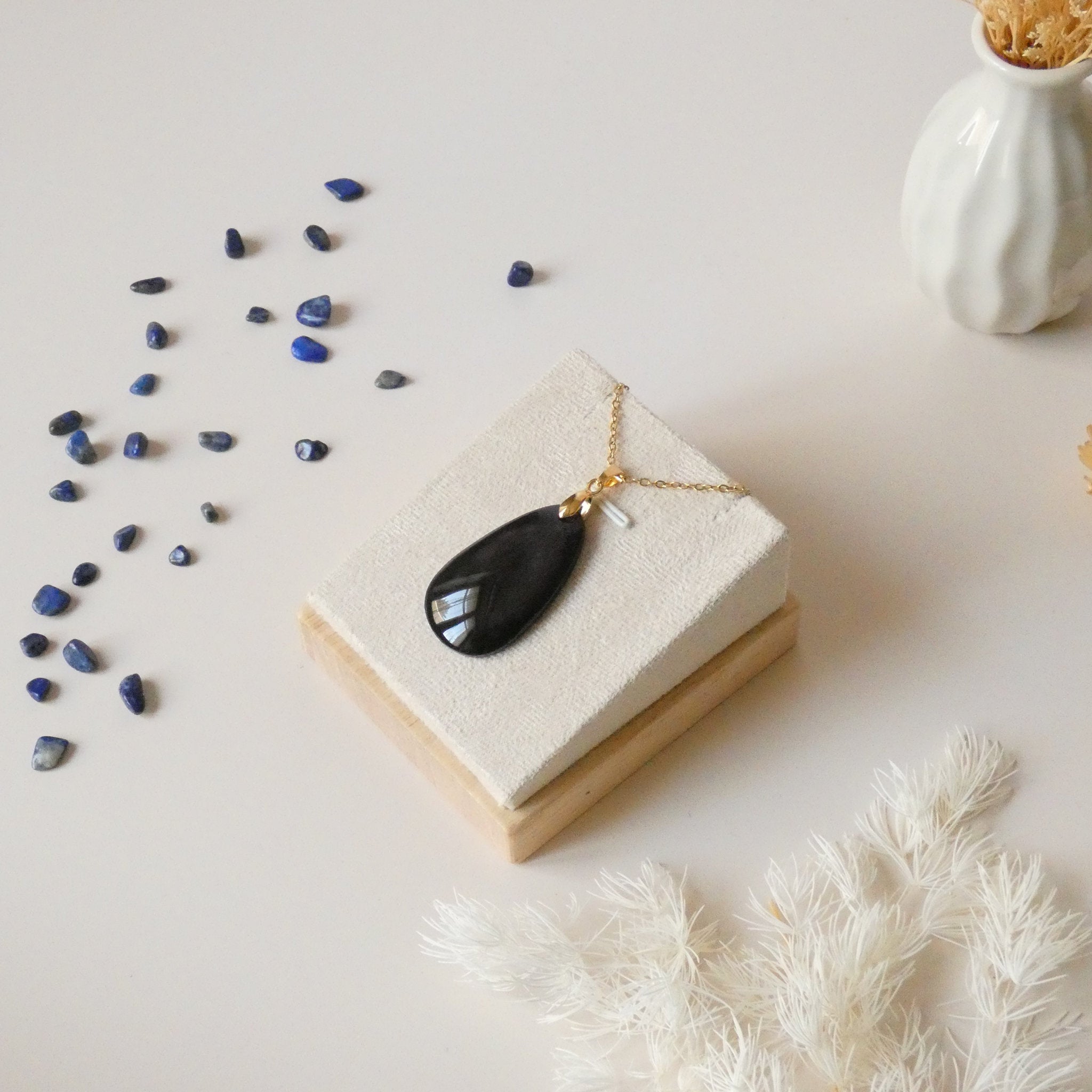 Pendentif obsidienne manta huichol 3,8 cm – Bélière dorée