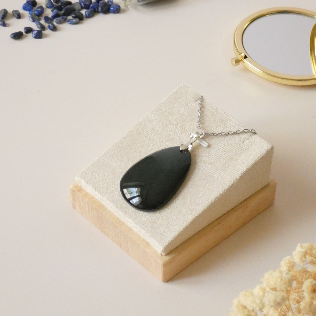 Pendentif obsidienne manta huichol 4 cm bélière argentée