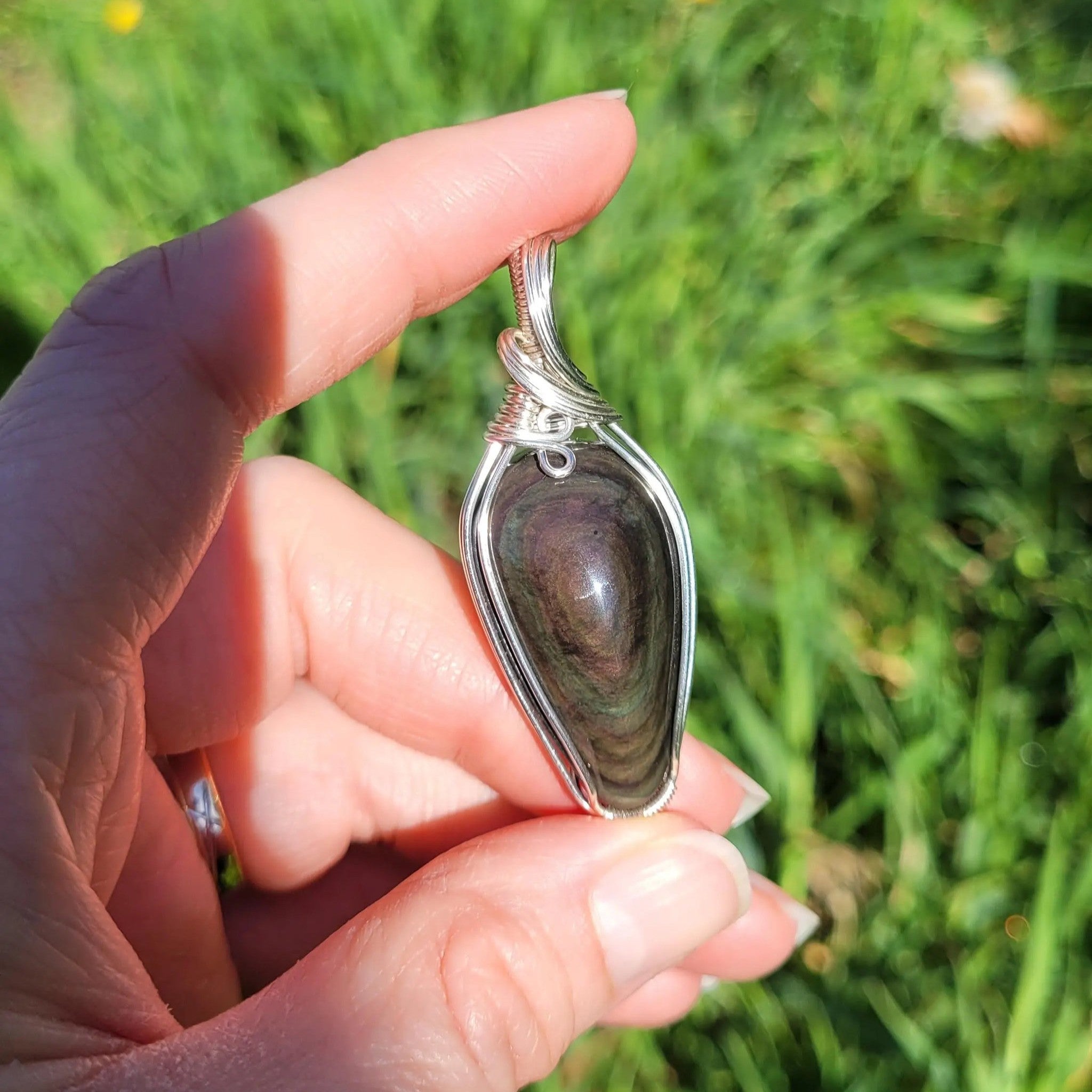 Pendentif obsidienne manta huichol 5,4 cm wire wrapping argenté