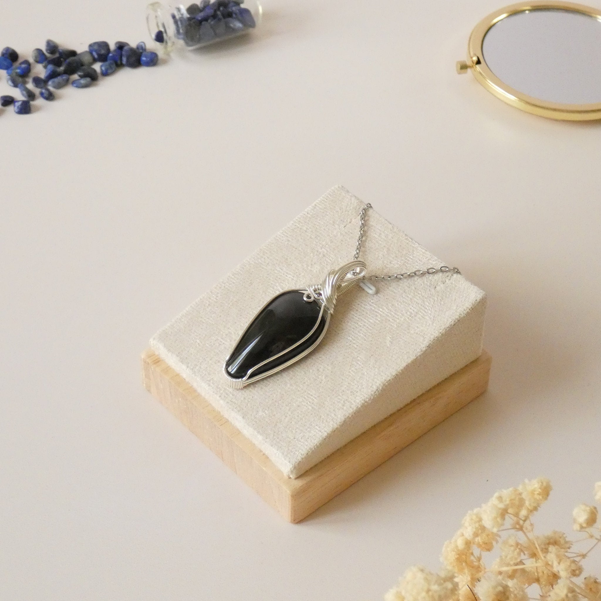 Pendentif obsidienne manta huichol 5,4 cm wire wrapping argenté