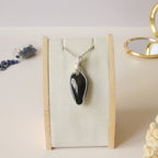 Pendentif obsidienne manta huichol 5,4 cm wire wrapping argenté