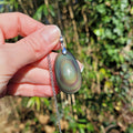 Pendentif obsidienne œil céleste – tons verts – 3,7 cm