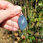 Pendentif obsidienne œil céleste – bleu nacré et pastel – 3,6 cm