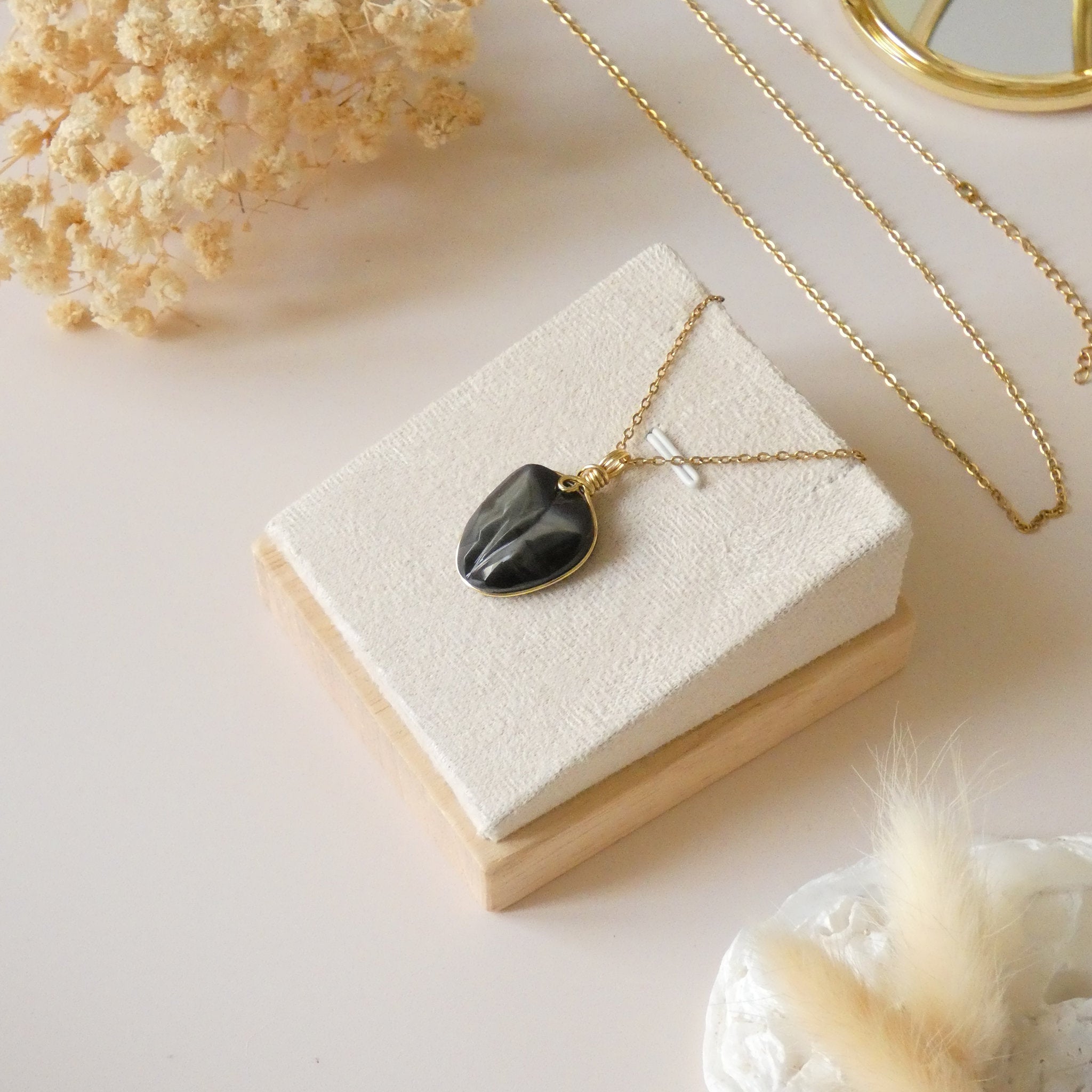 Pendentif papillon en obsidienne oeil céleste – 3,1 cm