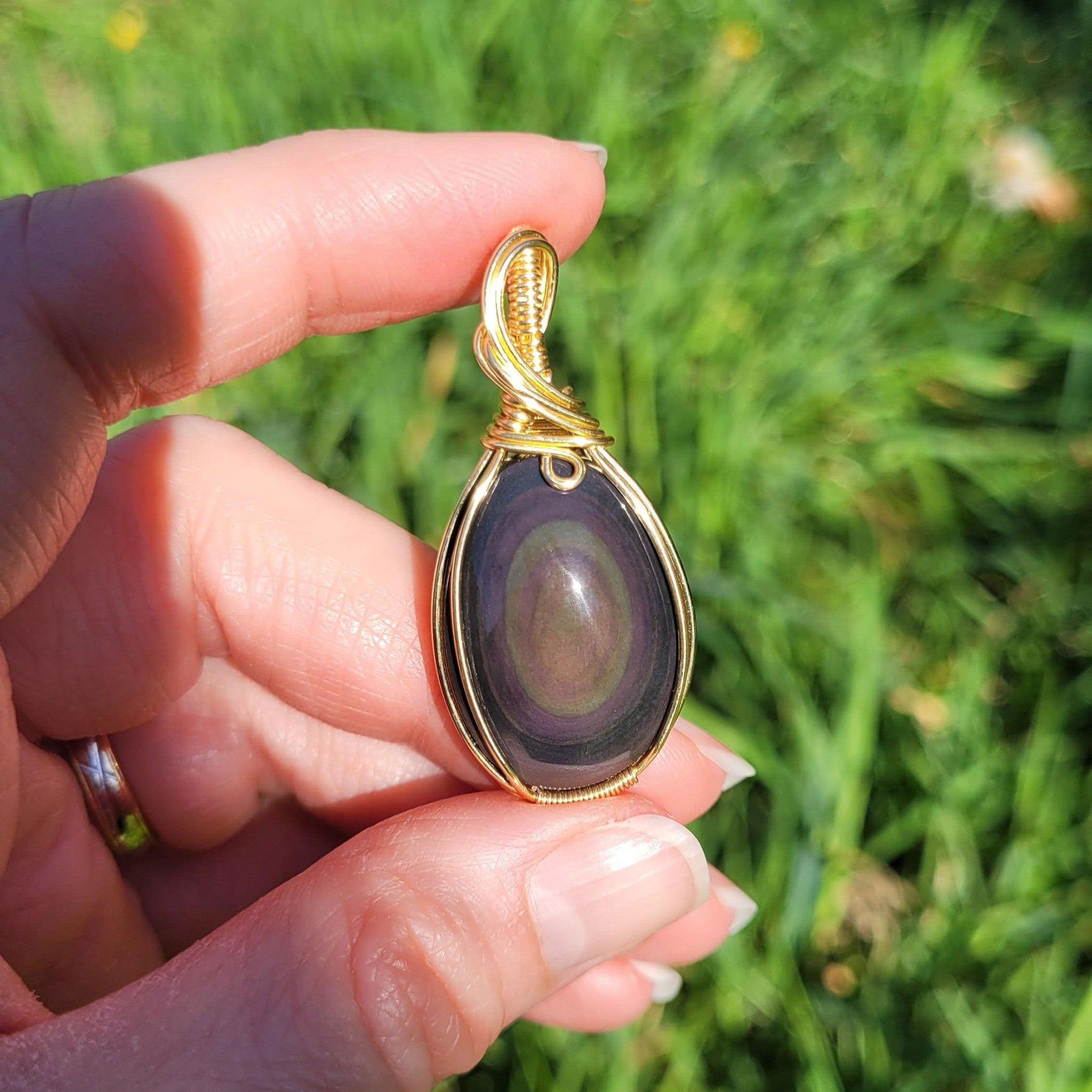 Pendentif obsidienne oeil céleste 4,6 cm wire wrapping doré
