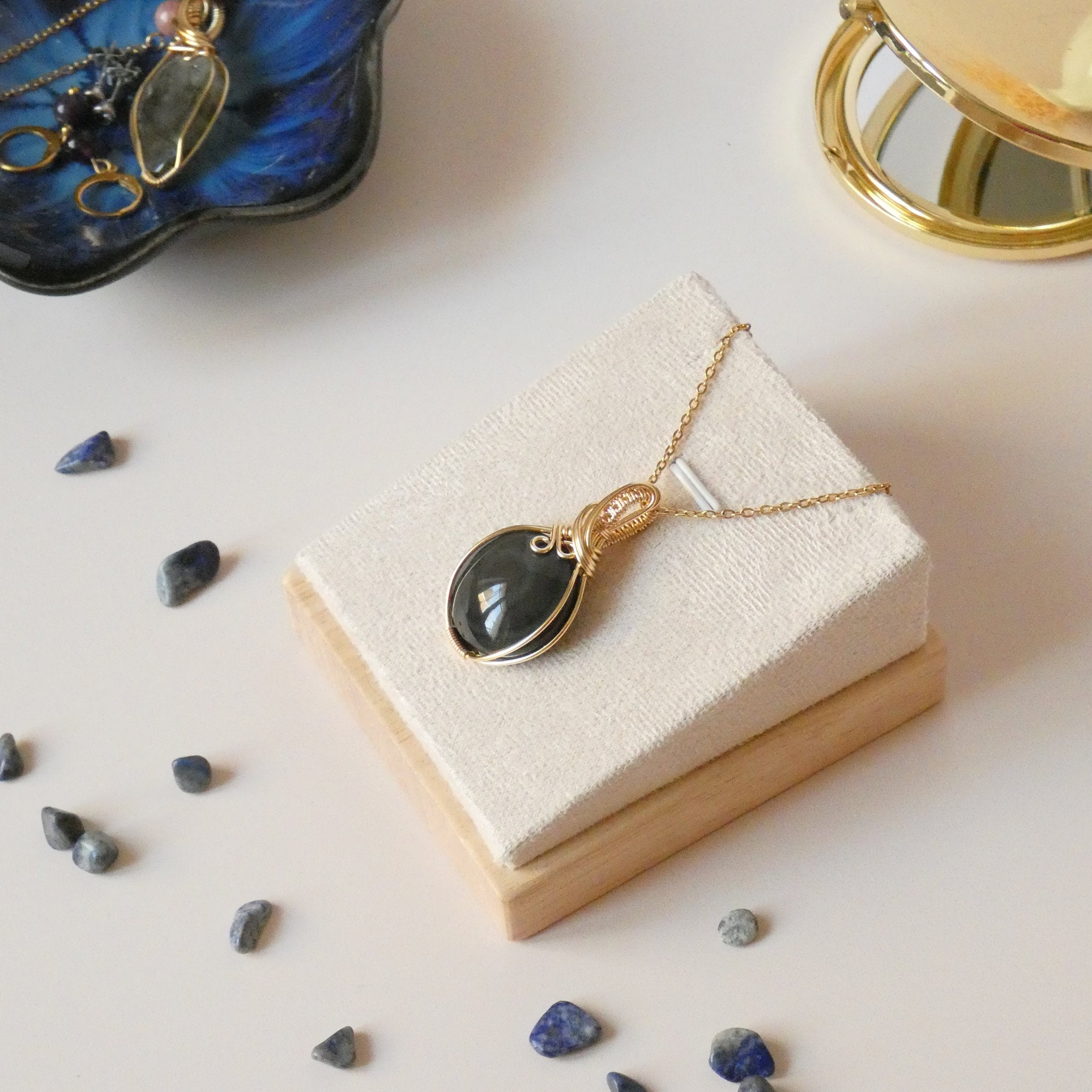 Pendentif en obsidienne oeil céleste wire wrapping doré – 3,8 cm