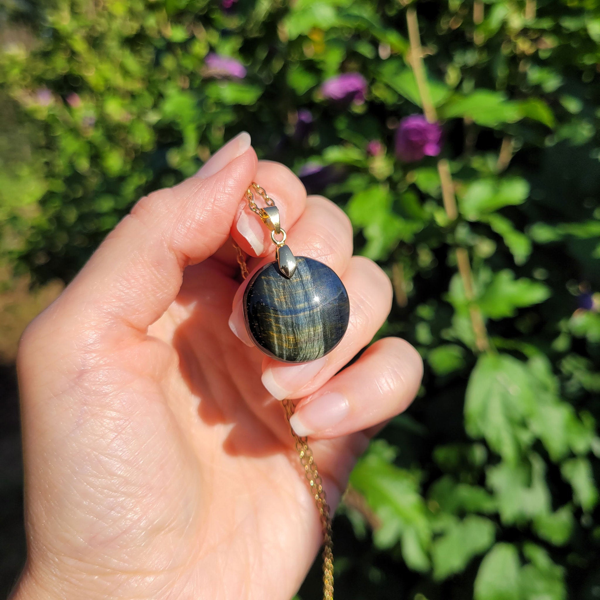 Pendentif en oeil de faucon 2,2 cm bélière dorée à l'or fin