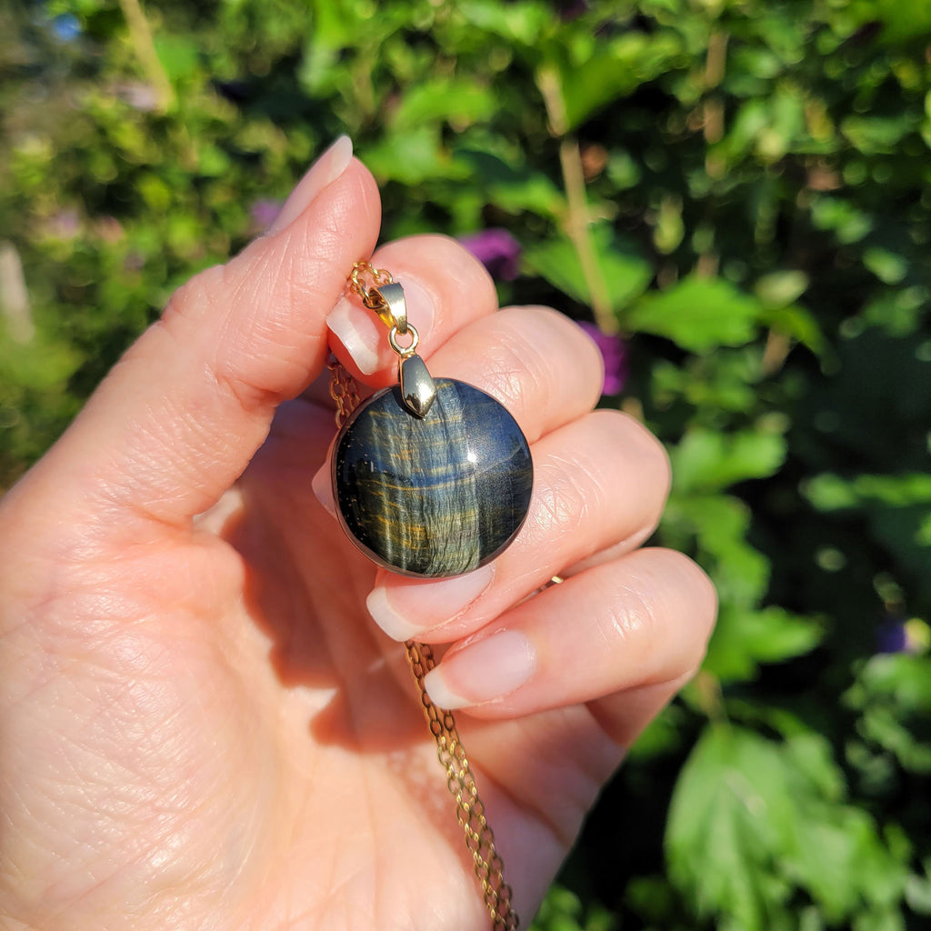 Pendentif en oeil de faucon 2,2 cm bélière dorée à l'or fin