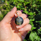 Pendentif en oeil de faucon 2,2 cm bélière dorée à l'or fin