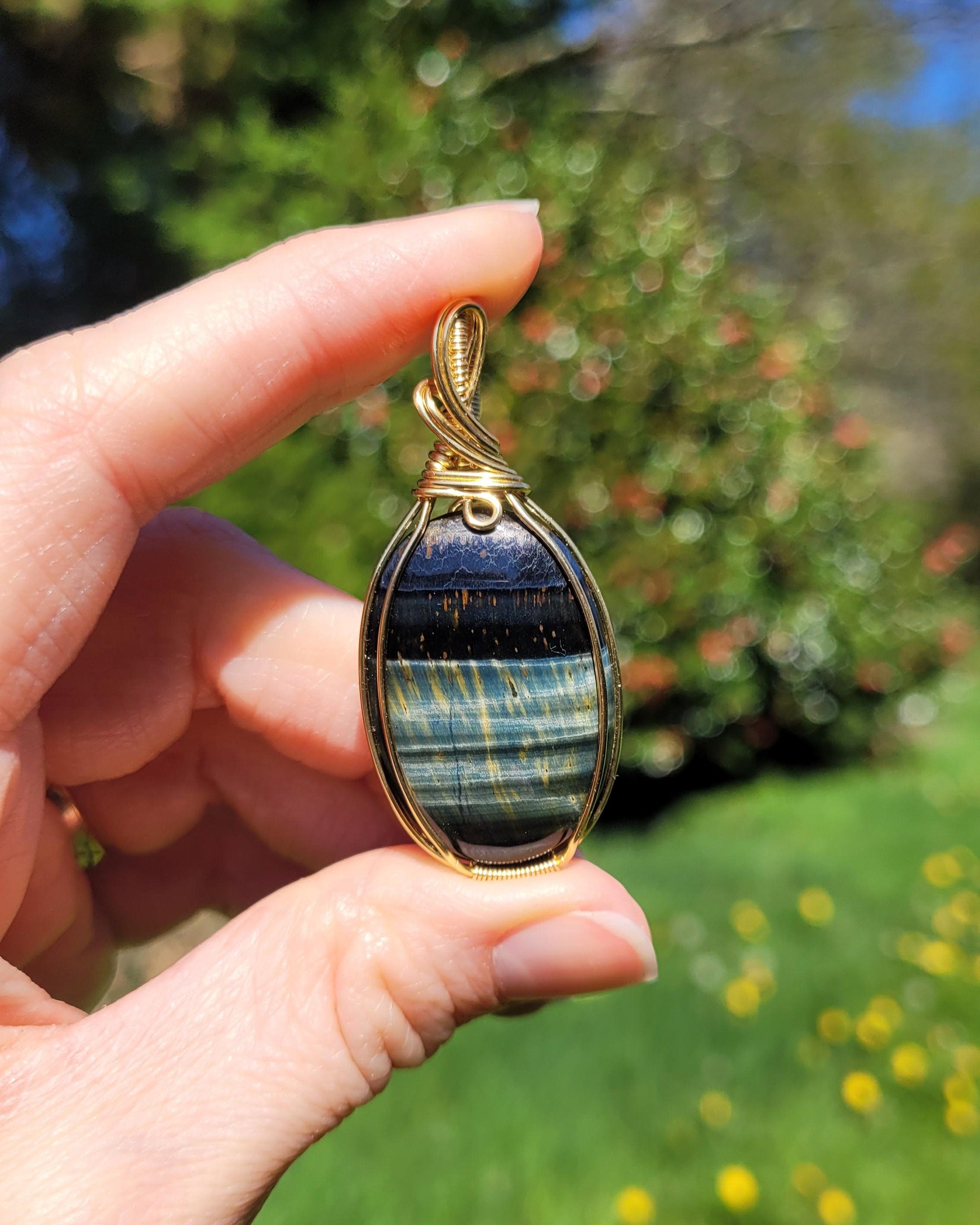 Pendentif en oeil de faucon 5,3 cm wire wrapping doré