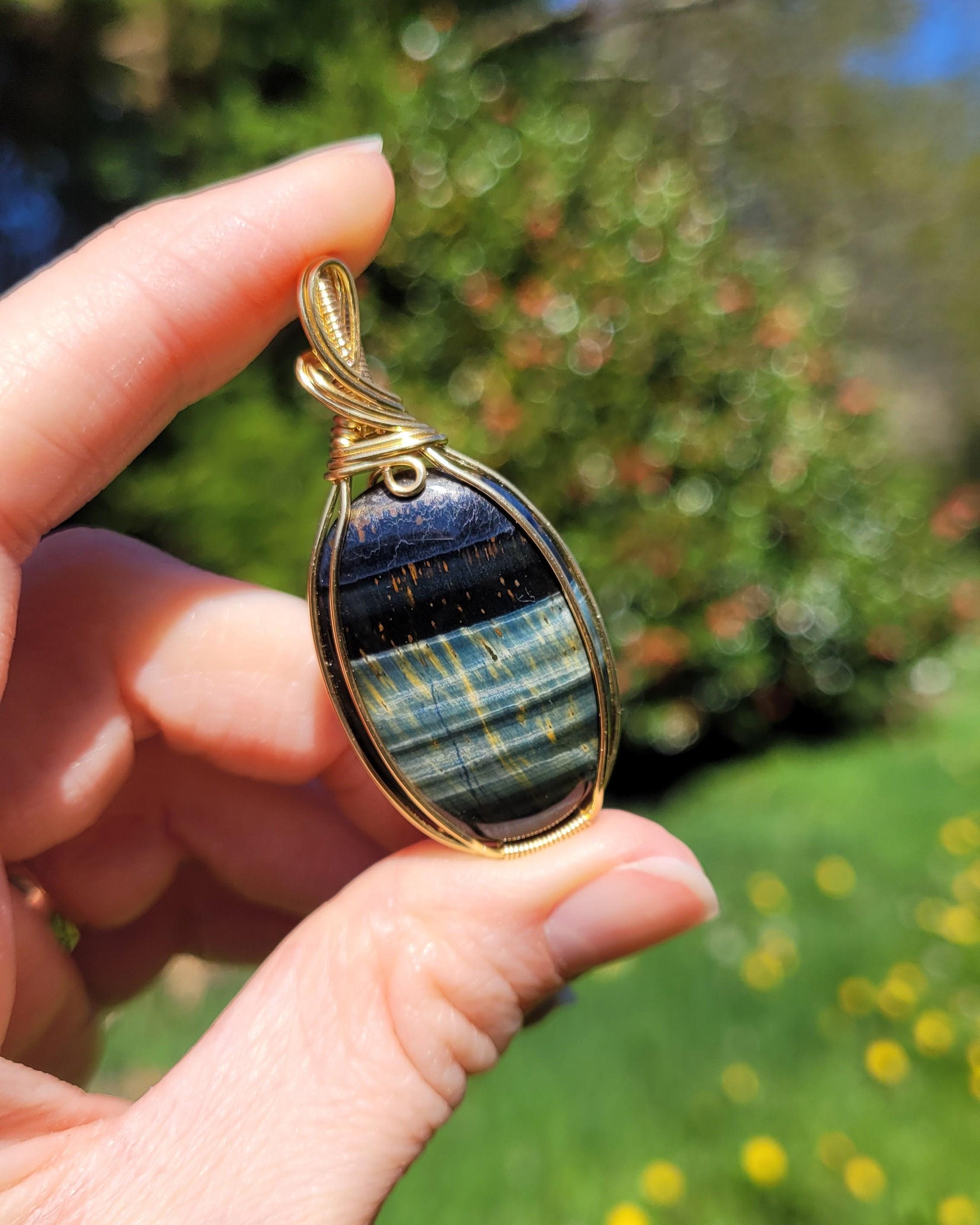 Pendentif en oeil de faucon 5,3 cm wire wrapping doré