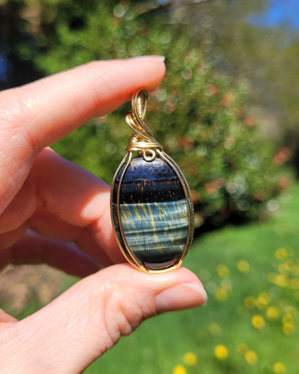 Pendentif en oeil de faucon 5,3 cm wire wrapping doré