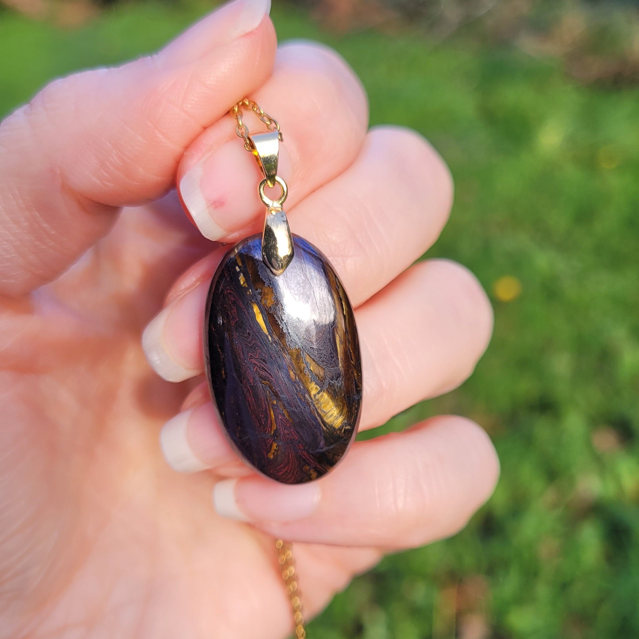 Pendentif en oeil de fer bélière dorée – 3,1 cm - Bijou artisanal pierre naturelle