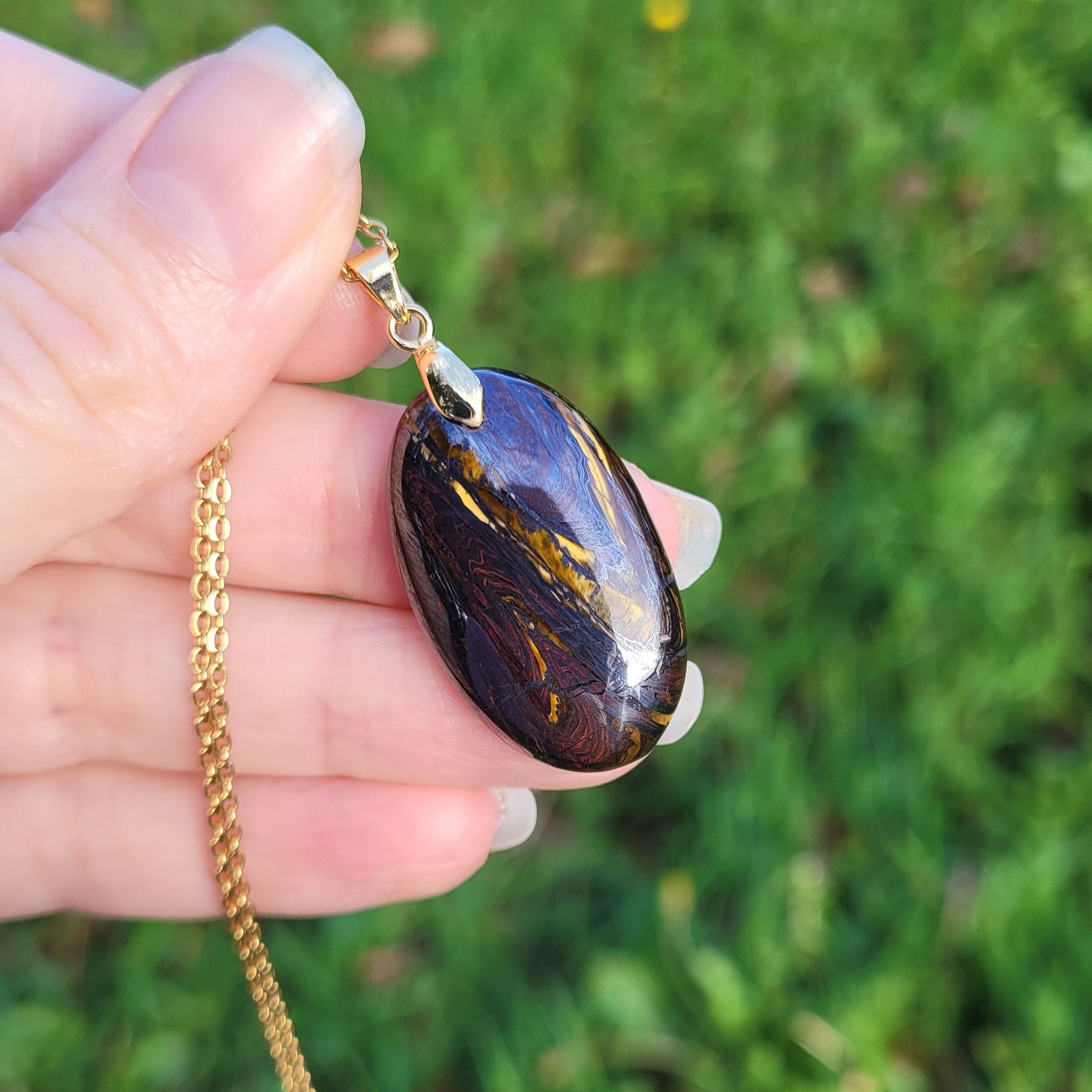 Pendentif en oeil de fer bélière dorée – 3,1 cm - Bijou artisanal pierre naturelle