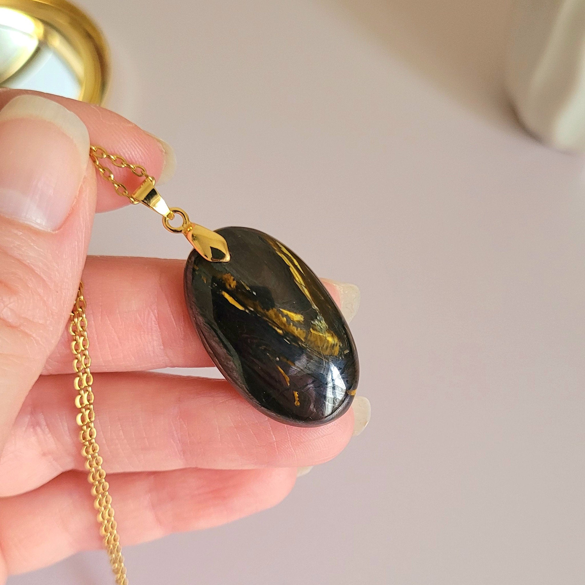 Pendentif en oeil de fer bélière dorée – 3,1 cm - Bijou artisanal pierre naturelle
