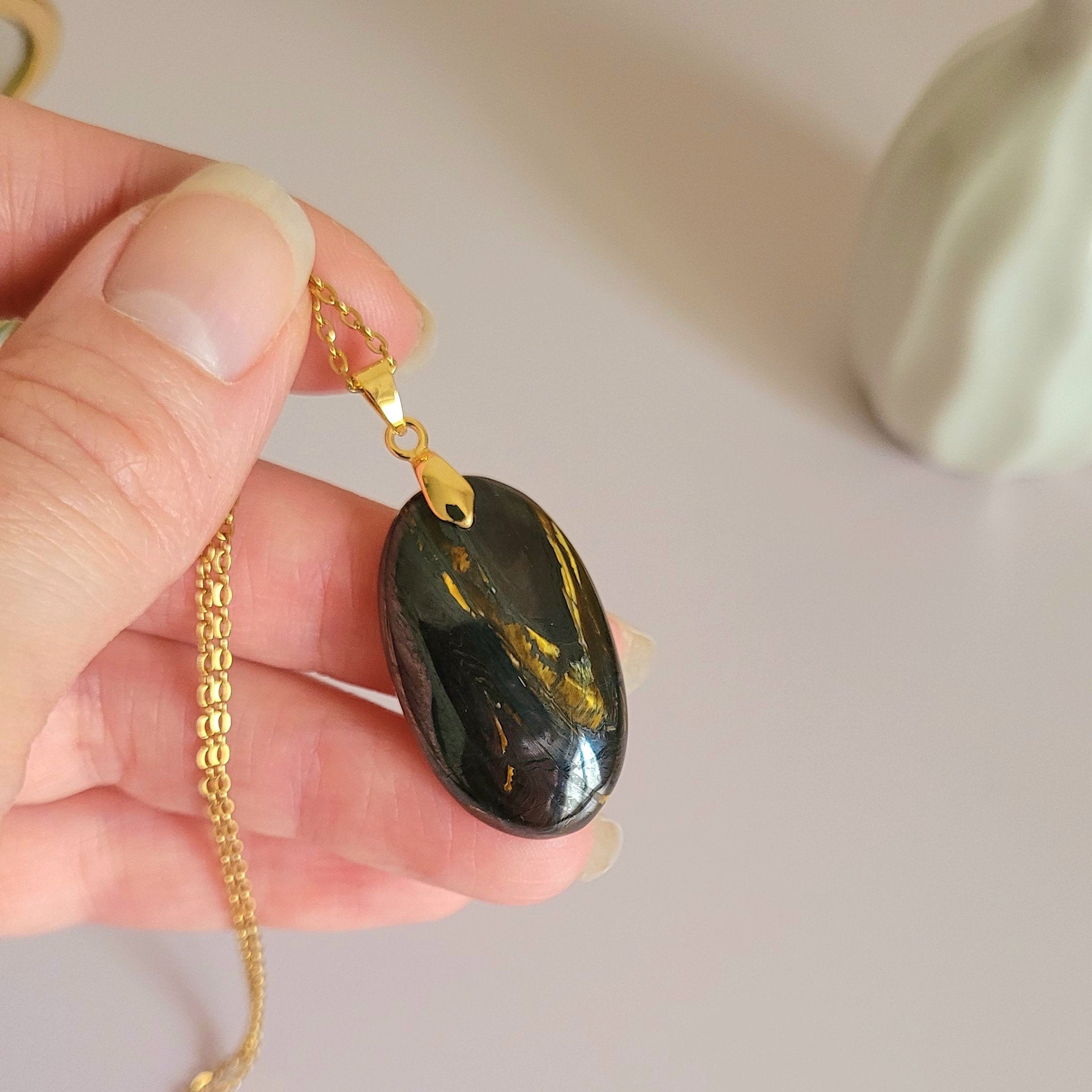 Pendentif en oeil de fer bélière dorée – 3,1 cm - Bijou artisanal pierre naturelle