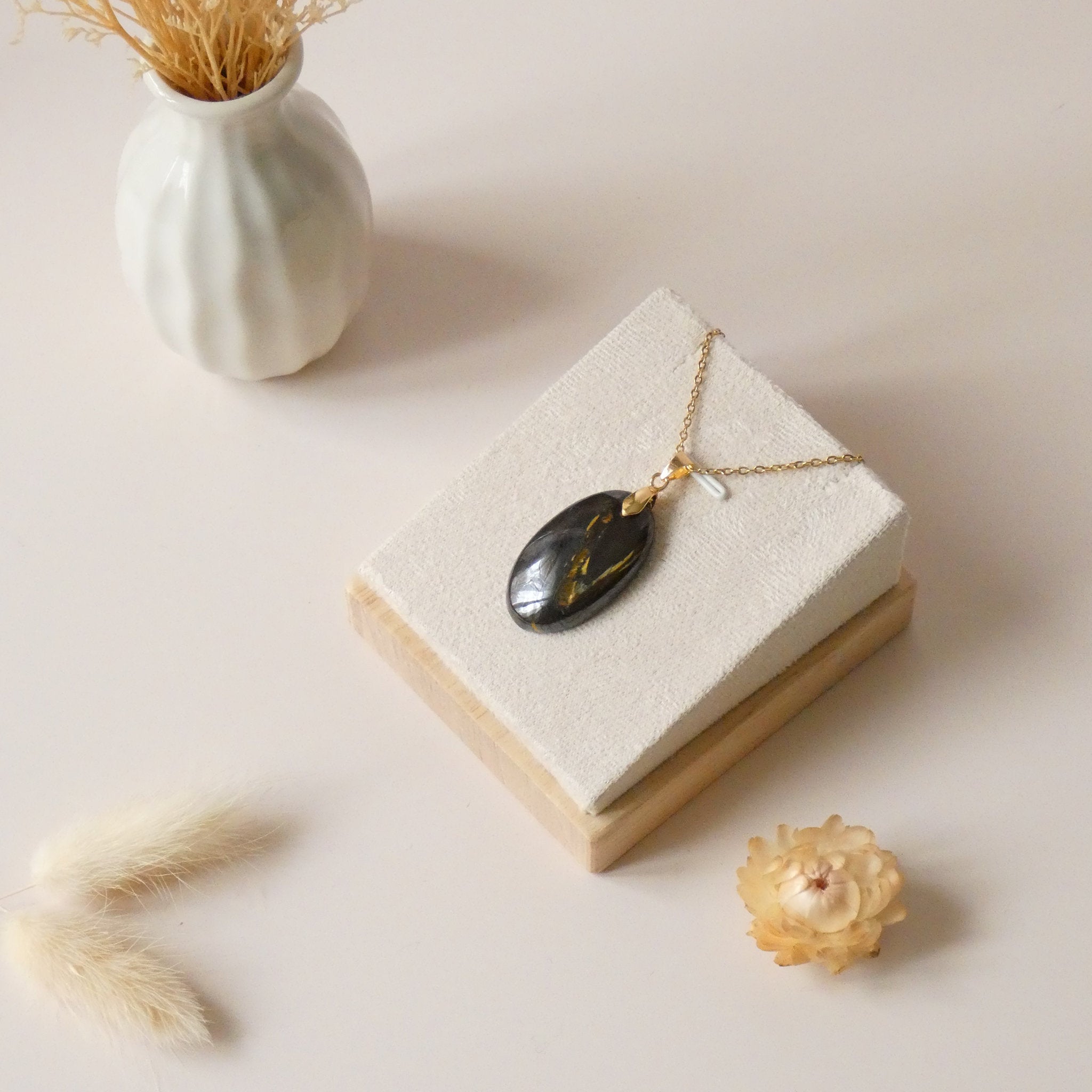 Pendentif en oeil de fer bélière dorée – 3,1 cm - Bijou artisanal pierre naturelle